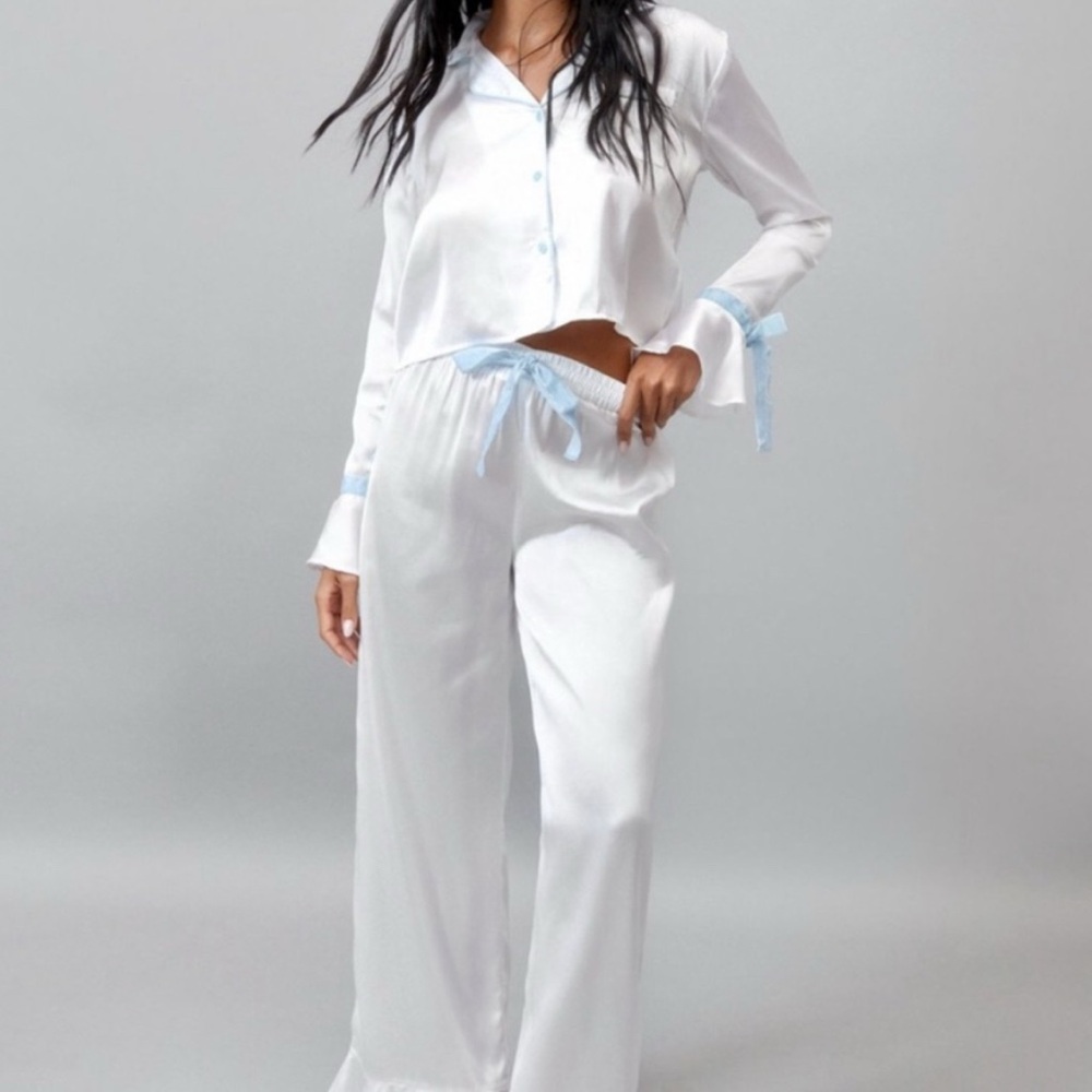 Nasty Gal Satin Contrast Velvet Tie Cuff
Pajama Shirt/Pants Blue and White US 6